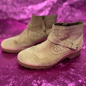 Teva tan suede fashion boots size 7.5 like new